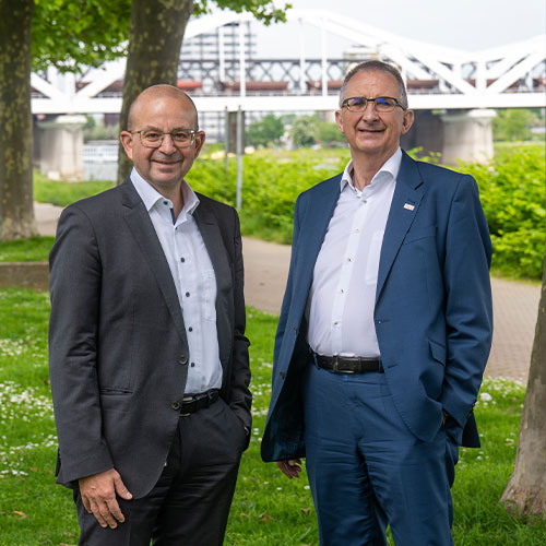 Dieter Feid und Thomas Mösl im Grünen vor dem Rhein