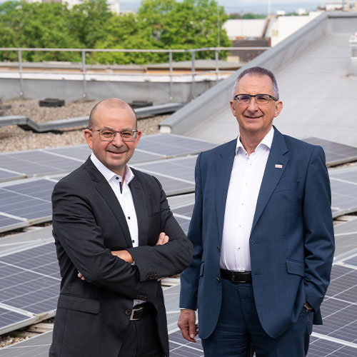 Dieter Feid und Thomas Mösl vor PV-Anlagen 