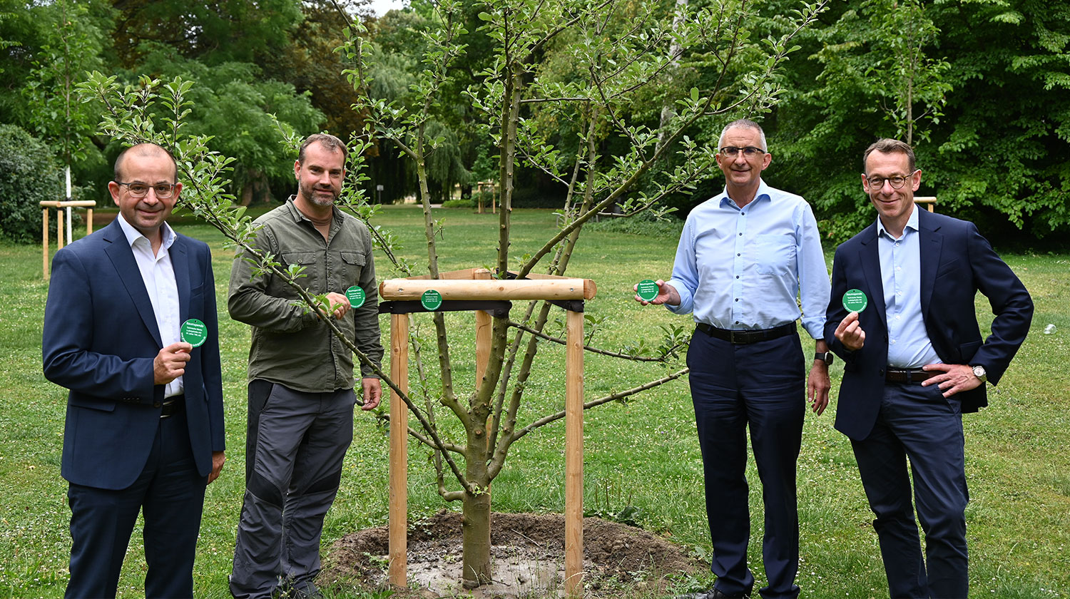 Dieter Feid und Thomas Mösl neben einem gepflanzten Baum 