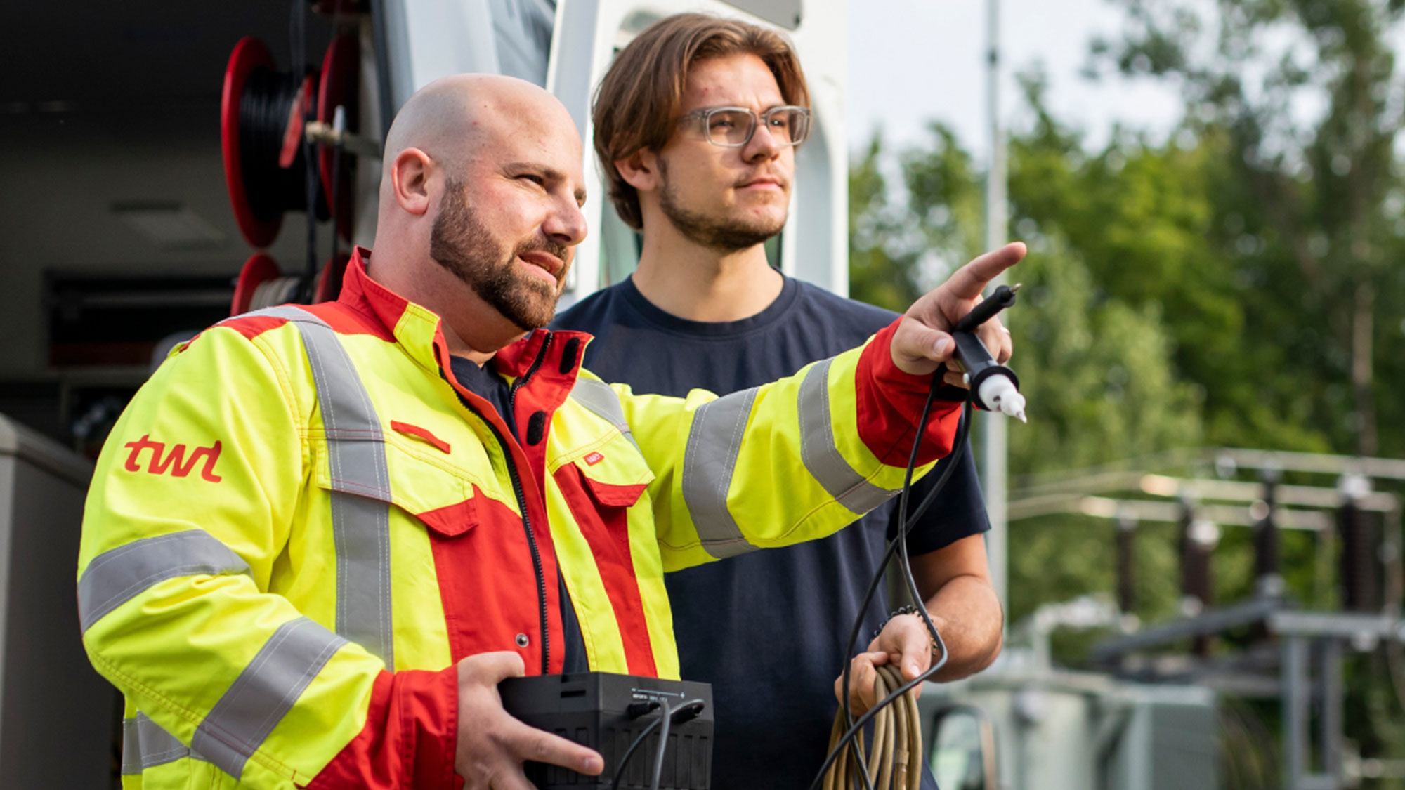 TWL Mitarbeiterblicken in die Ferne