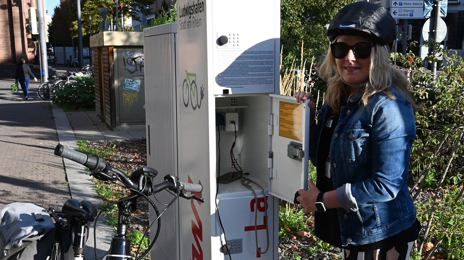 Eine Frau vor einer Ladestation für E-Bikes