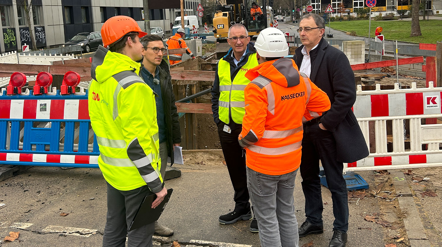 Thomas Mösl mit TWL-Mitarbeitern vor der Baustelle für die Kommunale Wärmeplanung