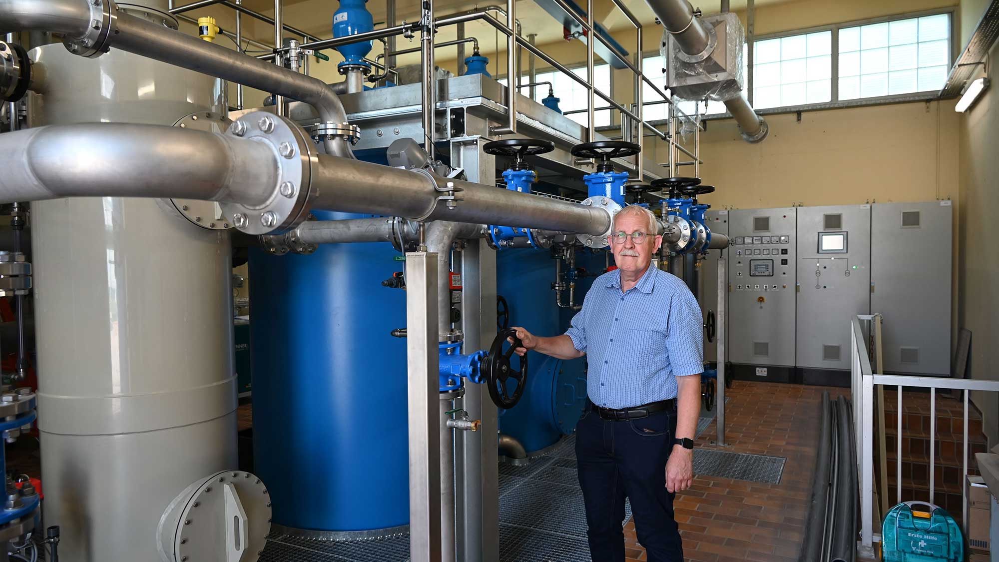 Mitarbeiter des Wasserwerks vor Aufbereitungsanlage für Trinkwasser