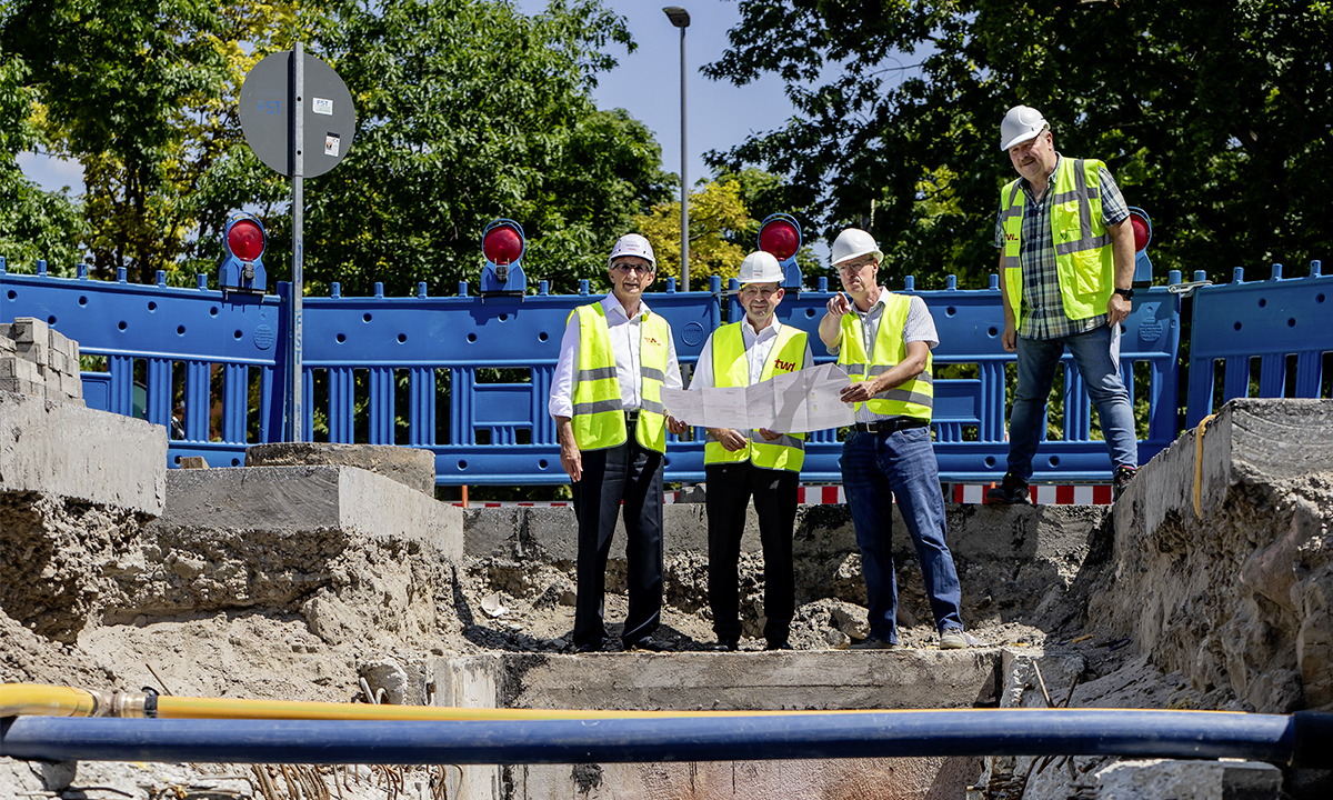 Baustelle, Vorstände, offengelegte Fernwärmeröhre,