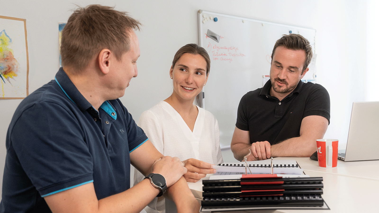 Drei Kollegen sprechen miteinander