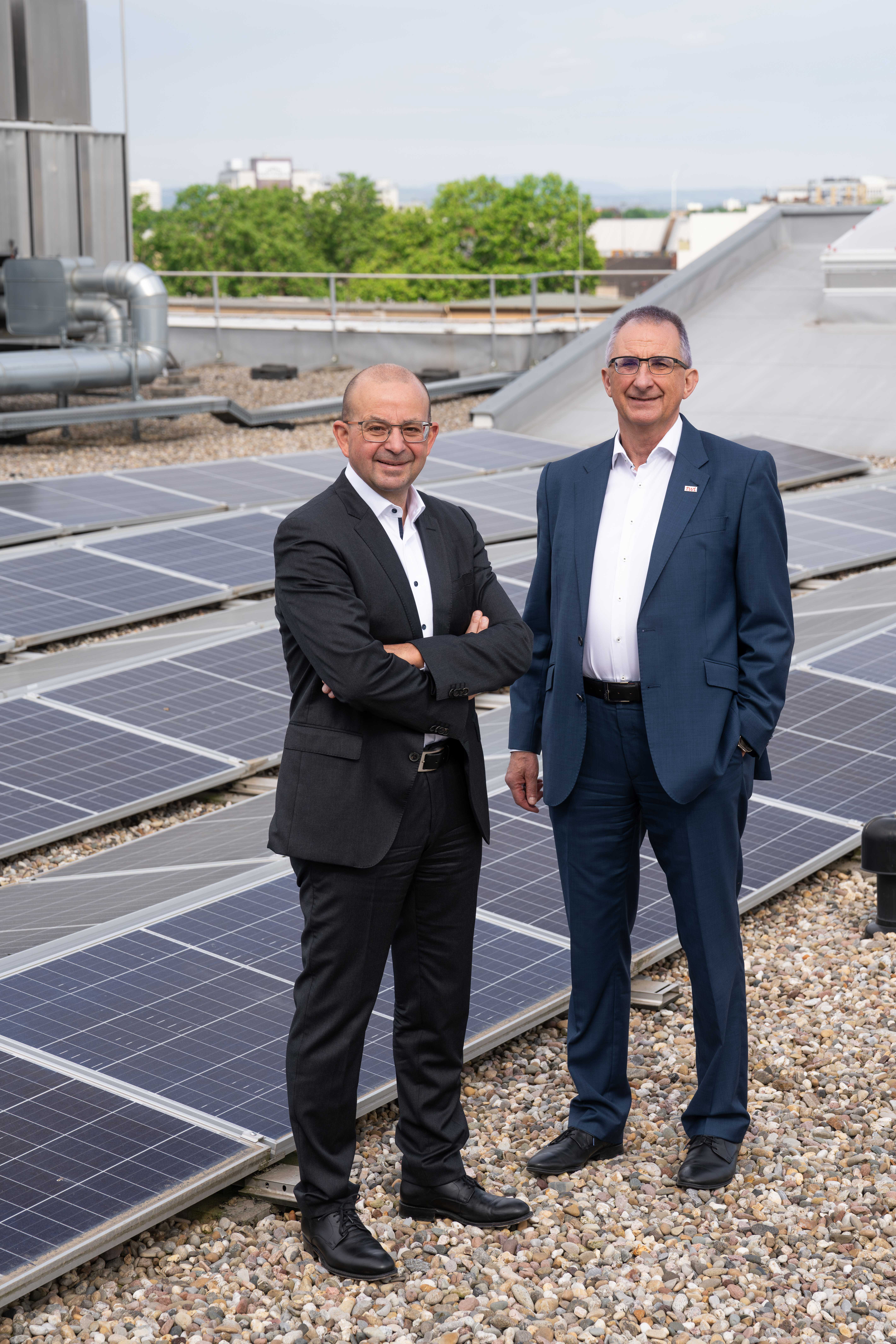 Vorstände vor PV-Anlage